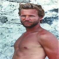 Jeff Bridges postavljen u portretu koja je postavila Topless okrenuta s desne strane u bijeloj pozadini