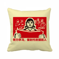 Kineska crveno obrazovanje propagandna djevojka baca jastuk za spavanje kauč na razvlačenje