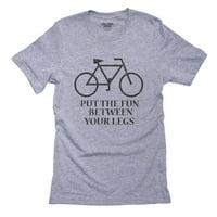 Smiješno biciklizam stavio je zabavu između nogu muške sive majice