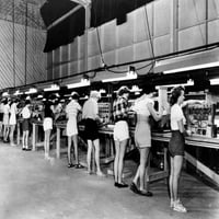 Žene u elektroničkoj postrojenju Bardwell & Mcalister u Burbank rade u hlačama tokom istorije toplotnog talasa