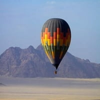 Zračni pogled na balon za vrući zrak preko pustinje Namib, Sesrijem, Namibia Poster Print od Davida zida
