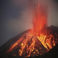 1. januara, - eksplozivna vulkanija erupcija lave na Sakurajima Volcano, Japan Poster Print