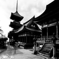 Fasada hrama, hram Kiyomizu-dera, Kjoto, prefektura Kjoto, Kinki Region, Honshu, Japan Poster Print