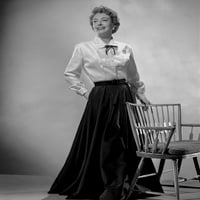Joan Crawford nosi bijele duge rukave i dugu crnu suknju u klasičnom portretnom ispisa