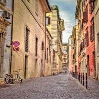 Uska ulica kroz stare zgrade u Rimu, Italija Poster Print Assaf Frank