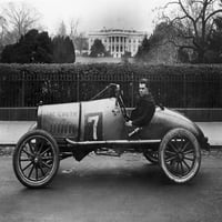 Automobili: trkanje. NO Cootie, trkački automobil, parkiran ispred Bijele kuće u Washingtonu, D.C., 1922. godine. Poster Print by