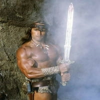 Arnold Schwarzenegger drži blistav mač kao Conan, barbardar