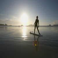 Silueta ženskog surfera radeći se istresene rastezanje; Chesterman Beach Tofino Vancouver Otok Britanska