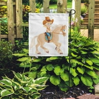 Smeđa simpatična slatka djevojčica u kaubojskom odijelu jahanje konja ljepota na bašti zastave ukrasna