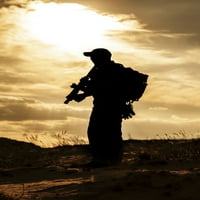 Privatni vojni izvođač sa puškom protiv sunca. Print postera Oleg Zabielin StockTrek Images