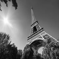 Pogled sa niskim kutom na Eiffelov toranj protiv čistog neba sa sunčanim prstima; Pariz, Francuska Poster