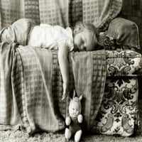 Bočni profil djevojčice za spavanje na kauču Print