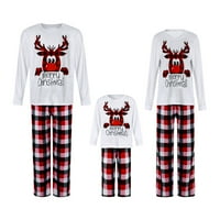 Sretan Božić Porodica koja odgovara pidžami postavljaju jelena za rezanje tiskane vrhove pletene hlače