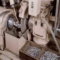 Norton brusilica pretvorena u brušenje opružnih kolaša kako bi se pomoglo ratnom proizvodnjom, printu za postere Stocktrek slika