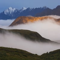 Magla se smješta između planinskih grebena na izlasku sunca u saljivi prolazu, Nacionalni park Denali, Aljaska. Print plakata