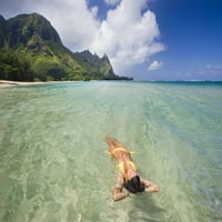 Havaji, Kauai, plaža tunela, žena koja lebdi u okeanu. Print plakata