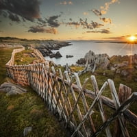 Stjenovita atlantska obala sa drvenom ogradom u krize