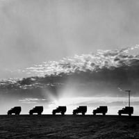 1940-ih linija silutiranih vojnih armije u konvoju u izlasku od sunca ili zalaska sunca vintage kolekcije
