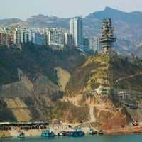 Čamci u luci sa novoizgrađenim gradom na rijeci Yangtze, Wanzhou, Chongqing provincija, Kina Poster